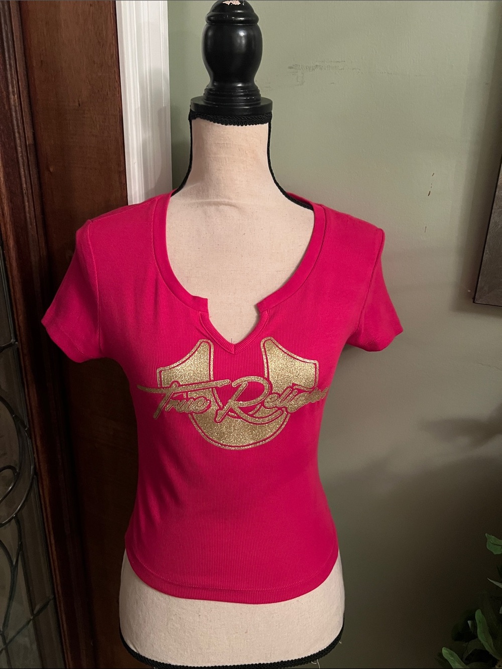 True Religion Red Short-Sleeve Logo Notch-Neck Tee - Picture 4 of 13